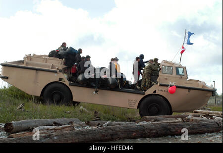 050517-N-5134J-001 Whidbey Island, nello Stato di Washington (17 maggio 2005) Ð velisti assegnati alla costruzione subacquea Team due (UCT-2) preparare il lancio di un anfibio Veicolo di terra in acqua per le riparazioni di sottomarini a bordo Naval Air Station Whidbey Island, nello Stato di Washington Stati Uniti Navy foto dal fotografo di Mate 2a classe Casey R. Jones (rilasciato) Navy US 050517-N-5134J-001 velisti assegnati alla costruzione subacquea Team due (UCT-2) preparare il lancio di un anfibio Veicolo di terra in acqua per le riparazioni di sottomarini a bordo Naval Air Station Whidbey Island, lavare Foto Stock