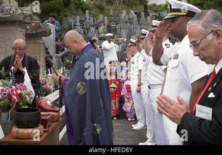 050520-N-9851B-014 Shimoda, Giappone (20 maggio 2005) Ð il Comandante delle Forze navali del Giappone, posteriore Adm. Frederic Ruehe; Commander, le attività della flotta Yokosuka, Cap. Gregorio Cornish; Comandante, USS Fitzgerald, la Cmdr. Brad Smith e il Navy Cappellano Lt. Robert Jones, salutate come sindaco di Shimoda, il sig. Naoki Ishii, archi durante la riproduzione di rubinetti. La cerimonia commemorò i marinai che morì sul Commodore Oliver Hazard Perry's viaggio in Giappone, come una parte del 66 nero annuale Festival della nave in Shimoda, Giappone. Stati Uniti Navy foto di PhotographerÕs Mate 2a classe John L. Beeman (rilasciato) Navy US 050520-N-9851 Foto Stock