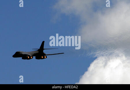 050521-N-0295M-021 Andrews Air Force Base, Md. (21 maggio 2005) - STATI UNITI Air Force B-1B Lancer bombardiere esegue un high-speed pass in pieno afterburner davanti alla folla durante il 2005 Servizio Congiunto Open House. I Servizi Comuni Open House, tenuto maggio 20-22, ha montrato civili e aerei militari da la nazione delle forze armate, che ha fornito molte dimostrazioni di volo statico e visualizza. Stati Uniti Navy foto dal fotografo di Mate 2a classe Daniel J. McLain (rilasciato) Navy US 050521-N-0295M-021 U.S. Air Force B-1B Lancer bombardiere esegue un high-speed pass in pieno afterburner davanti alla cro Foto Stock