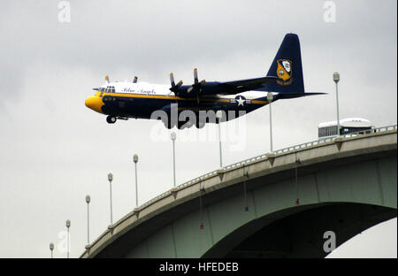 050525-N-0295M-001 U.S. Accademia navale, Annapolis, Md. (25 maggio 2005) Ð la U.S. Marine Corps C-130 Hercules, " Fat Albert", assegnato per gli Stati Uniti Navy ÒBlue AngelsÓ dimostrazione di volo team, vola basso oltre l'Accademia Navale Bridge durante una dimostrazione di volo sopra il fiume Severn durante la messa in servizio alla settimana. La messa in funzione settimana termina con la cerimonia di consegna dei diplomi tenutasi a bordo della U.S. Accademia Navale. Il Blue AngelÕs dimostrazione è un omaggio al senior aspiranti guardiamarina che sono laureato presso l'Accademia questo Venerdì, 27 maggio 2005. Stati Uniti Navy foto di PhotographerÕs Mate 2a classe Daniel J. McLain (RELE Foto Stock