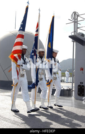 050526-N-4702D-029 Cairns, Australia (26 maggio 2005) - La protezione di colore a bordo del settimo Fleet comando nave USS Blue Ridge (LCC 19), la sfilata i colori sul ponte principale in quanto la nave tira a Cairns, Australia. Circa 1.000 marinai, Marines e avviato il personale effettuerà le relazioni tra comunità progetti mentre nel porto. Stati Uniti Navy foto dal fotografo di Mate Airman William J. Davis (rilasciato) Navy US 050526-N-4702D-029 la guardia di colore a bordo del settimo Fleet comando nave USS Blue Ridge (LCC 19), la sfilata i colori sul ponte principale in quanto la nave tira a Cairns, Australia Foto Stock