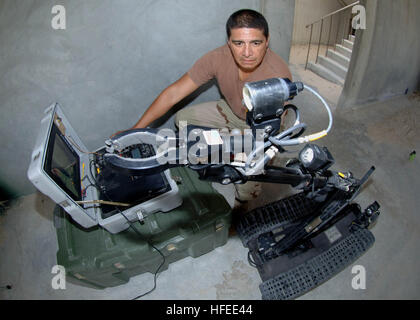 050614-N-5526M-002, Manama Bahrain (14 giugno 2005) - Capo Quartermaster Daniel Mediace da Chicago, Ill., assegnato per l'eliminazione degli ordigni esplosivi Unità Mobile otto (EODMU-8), il distacco 2, assicura il braccio retrattile del Taloni 3B Unità di robot funzioni correttamente prima di inviare durante lo svolgimento di una missione di addestramento a Bahrain campo di addestramento. Il Taloni 3B robot è progettato per la ricerca e la distruzione di ordigni esplosivi artigianali (IED)s nonché altre forme di inesplosi trovati in Iraq. Stati Uniti Navy foto dal fotografo di mate 1. Classe Robert R. McRill (rilasciato) Navy US 050414-N-5526M- Foto Stock