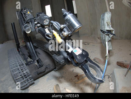 050614-N-5526-006, Manama Bahrain (14 giugno 2005) - Il braccio retrattile del Taloni 3B Robot raggiunge fuori per scollegare il cablaggio di una simulazione di Mina Claymore durante una missione di addestramento a Bahrain campo di addestramento. I tecnici assegnati per l'eliminazione degli ordigni esplosivi Unità Mobile quattro (EODMU-4) azionare il robot da posizioni sicure attraverso l'uso di monitor e apparecchiature video collegati all'unità. Il robot è stato progettato per la ricerca e la distruzione di ordigni esplosivi artigianali (IED)s nonché altre forme di inesplosi trovati in Iraq, assistendo EOD conducendo la sicurezza marittima operatio Foto Stock