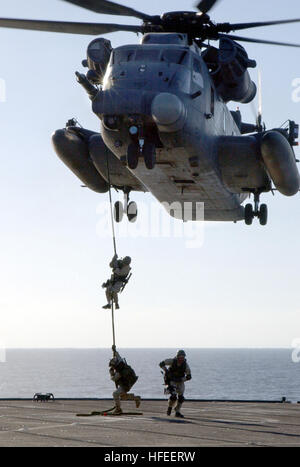 030117-N-0000K-001 in mare a bordo della USS Mount Whitney (LCC/JCC 20) Gen 17, 2003 -- Un U.S. Navy SEAL (mare, aria e terra) fast-corde da un MH-53 ÒPave LowÓ elicottero durante una intercettazione marittima funzionamento (Mio ECU) Esercizio. Stati Uniti Navy SEALs sono distribuiti in tutto il mondo condurre missioni a sostegno dell'Operazione Enduring Freedom. Stati Uniti Navy foto di Sottufficiali di seconda classe George R. Kusner. (Rilasciato) Navy US 030117-N-0000K-001 U.S. Navy SEAL (mare, aria e terra) fast-corde da un MH-53 Pave elicottero bassa Foto Stock