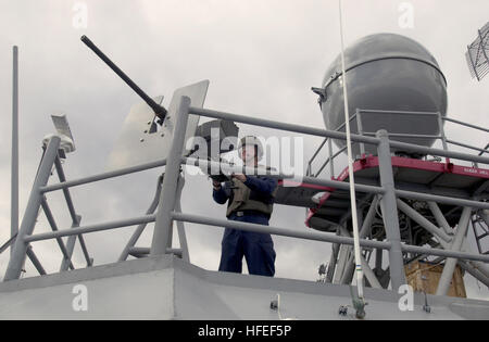 031016-N-1056B-001 Mare Mediterraneo (ott. 16, 2003) -- Un marinaio sta di guardia su una marcia avanti 0,50 Caliber machine gun posizione a bordo del missile fregata USS Nicholas (FFG 47) durante un esercizio di simulazione non conforme il fermo di una nave pensato per essere il trasporto di armi di distruzione di massa. La quattro giorni di spagnolo fase led è il terzo dei dieci fasi in cui le forze armate dalle undici nazioni partecipano in multi-National Maritime delle operazioni di interdizione (MIO) tracking, imbarco e cogliendo il sospetto che le navi che trasportano armi di distruzione di massa. Stati Uniti Navy foto di Lt. Corey Bar Foto Stock