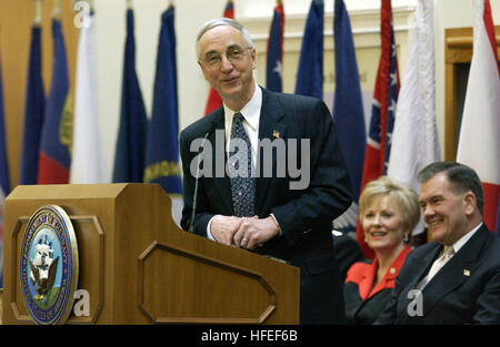 030123-N-2383B-571 Washington, D.C. (Gen. 23, 2003) -- il segretario della Marina (SECNAV) Gordon R. Inghilterra rende commento durante il suo addio cerimonia di premiazione che si terrà a Washington Navy Yard. "Dopo che tutto è stato detto e fatto, quando mi congedo, mi mancherai,' ha detto il SECNAV come un messaggio finale a tutti i marinai e Marines. Una cerimonia di congedo è stata condotta oggi in onore di Gordon R. Inghilterra, la 72a segretario della Marina che lascia per assumere la sfida unica come il deputato alla neonata Department of Homeland Security. Stati Uniti Navy foto di Chief Fotografo compagno del Johnny Bivera. (RELEAS Foto Stock