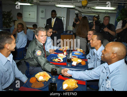 030213-N-0874H-004 a bordo della USS Mare delle Filippine (CG 58) Febbraio 13, 2002 -- mentre visitano Naval Station Mayport Fla., Presidente George W Bush ha il pranzo con i marinai di stanza a bordo del missile cruiser USS Mare delle Filippine. Durante un precedente intervento nel giorno, il Presidente Bush ha ringraziato i marinai e le loro famiglie per i loro sacrifici e il continuo sforzo con la guerra globale al terrorismo. "La Marina degli Stati Uniti porta la forza e la missione di America per le parti più lontane del mondo", ha detto il Presidente. Stati Uniti Navy foto dal fotografo di Mate 2a classe Chuck Hill. (Rilasciato) US Navy 03 Foto Stock