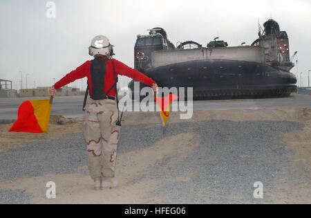 030224-N-5362A-003 Camp patriota, Kuwait (feb. 24, 2003) -- di Boatswain Mate 2a classe Carrie Vanderheiden, assegnato a Beachmaster unità uno (BCU-1) dirige un LCAC (Landing Craft Air Cushion) da assalto Craft unità uno (ACU-1) come si arriva a terra. ACU-1 e BCU-1 sono entrambi schierati a sostegno dell'Operazione Enduring Freedom. Stati Uniti Navy foto dal fotografo di mate 1. Classe Arlo K. Abrahamson. (Rilasciato) Navy US 030224-N-5362A-003 Un LCAC (Landing Craft Air Cushion) Come si arriva a terra in Kuwait Foto Stock