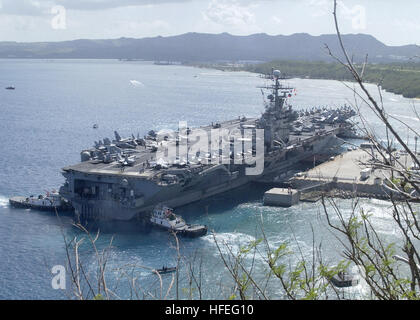 030225-N-7293M-005 Santa Rita, Guam (feb. 25, 2003) -- la portaerei USS Carl Vinson (CVN 70) si prepara a ormeggiare al chilo Wharf in Apra Harbor, Guam durante la sua prima visita. Carl Vinson è sulla distribuzione nel Pacifico occidentale. Stati Uniti Navy foto dal fotografo di Mate 2a classe Natanaele T. Miller. (Rilasciato) Navy US 030225-N-7293M-005 USS Carl Vinson (CVN 70) si prepara a ormeggiare al chilo Wharf in Apra Harbor, Guam Foto Stock