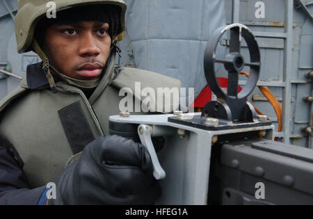 030225-N-6141B-001 in mare a bordo della USS Anzio (CG 68) Febbraio 25, 2003 -- nave marinaio Veteran Desmond Johnson si erge lookout guarda come parte dell'shipÕs self-defence force. Anzio è su un regolarmente programmato sei mesi di funzionamento di distribuzione nel Mare Mediterraneo condurre missioni a sostegno dell'Operazione Enduring Freedom. Stati Uniti Navy foto di Chief giornalista Alan J. Baribeau. (Rilasciato) Navy US 030225-N-6141B-001 della nave marinaio Veteran Desmond Johnson si erge lookout guarda come parte della nave%%5Ersquo,s self-defence force Foto Stock