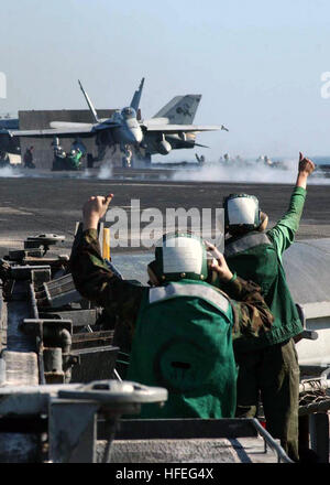 030301-N-9403F-008 Golfo Arabico (Mar. 01, 2003) -- Un F/A 18C Hornet assegnati alla Stinger di Strike Fighter Squadron uno uno tre (VFA-113) è dato il Òthumbs-upÓ dalla cintura operatori catapulta confermando la Hornet è pronta per il lancio da USS Abraham Lincoln (CVN 72). Lincoln e Carrier aria Wing quattordici (CVW-14) stanno conducendo le operazioni a sostegno del funzionamento orologio meridionale. Stati Uniti Navy foto dal fotografo di Mate Airman Jason Frost. (Rilasciato) Navy US 030301-N-9403F-008 ponte di volo equipaggio lancio F-A-18 Hornet da USS Abraham Lincoln Foto Stock