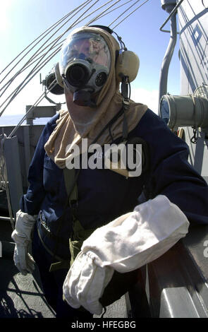 030310-N-8273J-002 in mare a bordo della USS Nimitz CVN (68) Mar. 10, 2003 Ð Manning porta la stazione di vedetta, marinaio Luisa Rossi Giovani indossa un MCU-2/P maschera a gas durante la simulazione di una sostanza chimica, biologica e radiologici (CBR) warfare attacco in un quartier generale (GQ) praticare a bordo della USS Nimitz CVN (68). La nuclear powered portaerei e Carrier aria Wing One One (CVW-11) sono attualmente in corso di implementazione in sostegno della Operazione Enduring Freedom (OEF). Stati Uniti Navy foto di PhotographerÕs Mate 2a classe Tiffini M. Jones. (Rilasciato) Navy US 030310-N-8273J-002 Manning porta la stazione di vedetta, marinaio Luisa Rossi Giovani indossa un M Foto Stock