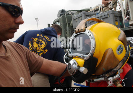 030311-N-5362A-004 Camp patriota, Kuwait (Mar. 11, 2003) -- Operatore dell' attrezzatura di seconda classe Chris Amescua riceve assistenza dal suo supervisore di immersione in tenuta il suo casco prima di condurre la formazione le operazioni di immersione a Camp Patriot. Petty Officer Amescua è attaccato alla costruzione subacquea Team due (UCT-2), che viene distribuito a sostegno dell'Operazione Enduring Freedom. Stati Uniti Navy foto dal fotografo di mate 1. Classe Arlo K. Abrahamson. (Rilasciato) Navy US 030311-N-5362A-004 operatore dell' attrezzatura di seconda classe Chris Amescua riceve assistenza dal suo supervisore di immersione Foto Stock