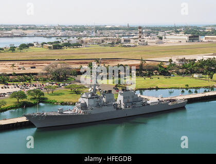 030312-N-7590D-009 Pearl Harbor, Hawaii (Mar. 12, 2003) -- il missile destroyer USS Russel (DDG-59) si trova ormeggiato a Ford Island, Pearl Harbor, in preparazione della sua variazione del comando cerimonia, dove il comandante William A. Kerns III terrà il comando dal comandante Enrique F. Miranda. Stati Uniti Navy foto di PhotographerÕs mate 1. Classe Keith W. DeVinney. (Rilasciato) Navy US 030312-N-7590D-009 il missile destroyer USS Russel (DDG-59) si trova ormeggiato a Ford Island, Pearl Harbor Foto Stock