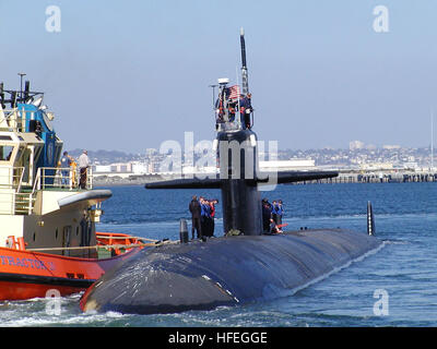 030314-N-6932M-001 San Diego, California (Mar. 14, 2003) -- USS Bremerton (SSN 698) si diparte il suo homeport di San Diego per il Pacifico occidentale la distribuzione. Comandata dalla Cmdr. Jerry Logan, la Los Angeles-classe sottomarino di attacco ha un equipaggio di più di 130 uomini e avranno il compito di condurre operazioni in tutto il Pacifico occidentale. Il sommergibile è un multi-missione stealth piattaforma, velatamente potenza sporgente a terra mediante inserimento di forze per le operazioni speciali, la sorveglianza e la raccolta di intelligence mentre fornisce un flessibile di presenza in avanti a sostegno di interessi degli Stati Uniti. Stati Uniti Navy foto di Lt. Ma Kim Foto Stock