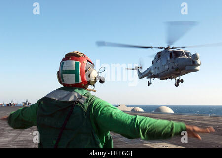 030314-N-1810F-001 Golfo Arabico (Mar. 14, 2003) -- Un GKN Westland Lynx HMA Mk. 8 elicottero assegnato alla British Royal Navy solleva il ponte di volo della USS Kitty Hawk (CV 63) sotto la direzione di un atterraggio segnalatore arruolato. Kitty Hawk e il suo avviato Carrier aria Wing cinque (CVW-5) sono operativi a sostegno dell'Operazione Enduring Freedom. Kitty Hawk è il solo NavyÕs permanentemente in avanti schierate portaerei e opera a Yokosuka, Giappone. Stati Uniti Navy foto dal fotografo compagno del 3° di classe Todd Frantom. (Rilasciato) Navy US 030314-N-1810F-001 A GKN Westland Lynx HMA Mk. 8 helico Foto Stock