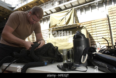 I membri del Dive Platoon preparano l'attrezzatura da immersione a bordo della USS Gunston Hall (LSD 44) per una missione di addestramento. Il team multinazionale CTU-55.4.3, tra cui Naval Special Clearance Team-One, Fleet Diving Unit Three, Clearance Dive Team Australia e unità EODMU, conduce missioni in acque profonde e poco profonde nel Golfo Persico. Foto Stock