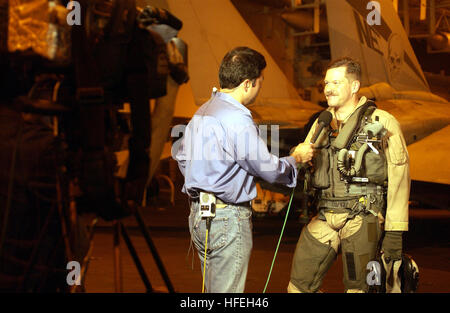 030322-N-1397H-001 il Golfo Arabico (Mar. 21, 2003) Ð U.S. Navy Capt. Mark Fox, Comandante Carrier aria Wing due (CVW-2), è intervistato da un reporter della CNN in shipÕs hangar bay a bordo della portaerei USS Constellation (CV 64), a seguito di una missione in Iraq. Poco più di dodici anni fa, il 17 gennaio 1991 mentre si è in volo un'F/A-18 Hornet da Strike Fighter Squadron otto uno (VFA-81) assegnato alla portaerei USS Saratoga (CV 60), Cap. Fox è diventato il primo pilota della Marina a sparare giù un Iraqi MIG-21 all'inizio dell'operazione tempesta del deserto. Costellazione e Carrier aria Wing due (C Foto Stock