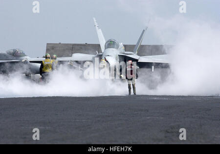 030323-N-4308O-110 Mare Mediterraneo (Mar. 23, 2003) -- Un'F/A-18 Hornet assegnato all'ÒRagin BullsÓ di Strike Fighter Squadron tre sette (VFA-37) viene spostata nella posizione per lanciare da uno dei quattro azionato a vapore di una catapulta sul ponte di volo della USS Harry Truman (CVN 75). Truman e suo avviato Carrier aria Wing tre (CVW-3) sono in conduzione delle missioni di combattimento a sostegno dell'Operazione Iraqi Freedom. Operazione Iraqi Freedom è la multi-nazionali della Coalizione sforzo per liberare il popolo iracheno, eliminare in Iraq le armi di distruzione di massa e la fine del regime di Saddam Hussein. Stati Uniti Navy foto di Foto Stock