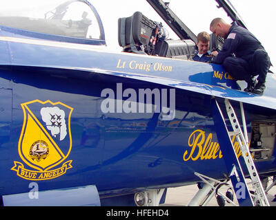 030326-N-6270R-022 Huntsville, Ala. (Mar. 26, 2003) -- La Marina sponsorizzato NASCAR Artigiano Truck driver della serie Jon legno, ha portato la sua esperienza di guida ad un livello del tutto nuovo durante un giro con il Navy Blue Angels elite dimostrazione di volo team, all'Huntsville Air Show. Il Blue Angel è la marina militare del top reclutamento strumento, attirare folle da migliaia a air mostra in tutto il paese. Stati Uniti Foto di Marina dal giornalista di prima classe Mark A. Rankin. (Rilasciato) Navy US 030326-N-6270R-022 Marina sponsorizzato NASCAR Artigiano Truck driver della serie Jon legno, ha portato la sua esperienza di guida di un intero nuovo le Foto Stock