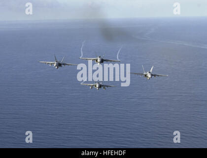 030326-N-1974ES-005 Oceano Pacifico del Sud (Mar. 26, 2003) -- Un S-3B Viking assegnato all'ÒDragonfiresÓ di mare Control Squadron Twenty-Nine (VS-29) vola sopra la portaerei USS Nimitz CVN (68). La Nimitz Battle Group è operativo a sostegno dell'Operazione Enduring Freedom. Stati Uniti Navy foto di PhotographerÕs Mate 3° di classe Kristi J. Earl. (Rilasciato) Navy US 030326-N-1974E-003 F-A-18E Superhornets volare in una formazione di diamante sulla portaerei USS Nimitz CVN (68) Foto Stock