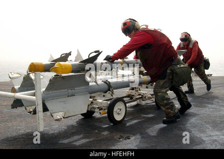 030327-N-6817C-029 il Golfo Arabico (Mar. 27, 2003) -- Aviation Ordnancemen spostare AIM Sidewinder missili aria-aria per aereo vicino a bordo della USS Abraham Lincoln (CVN 72). Lincoln e Carrier aria Wing quattordici (CVW-14) sono distribuiti al Golfo Arabo a sostegno dell'Operazione Iraqi Freedom, multi-nazionali della Coalizione sforzo per liberare il popolo iracheno, eliminare in Iraq le armi di distruzione di massa e la fine del regime di Saddam Hussein. Stati Uniti Navy foto dal fotografo compagno del 3° di classe Tyler J. Clements. (Rilasciato) Navy US 030327-N-6817C-029 Aviation Ordnancemen spostare AIM Sidewinder air-t Foto Stock