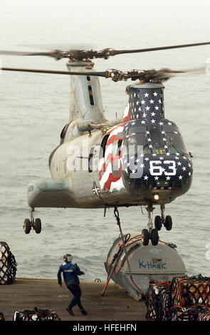 030327-N-1810F-003 Golfo Arabico (Mar. 27, 2003) -- Un CH-46 ÒSea KnightÓ assegnato all'ÒGunbearersÓ di elicottero squadrone composito undici (HC-11) esegue un rifornimento verticale tra la rapidità di combattere la nave appoggio USS Camden (AOE 2) e la portaerei USS Kitty Hawk (CV 63). Kitty Hawk e il suo avviato Carrier aria Wing cinque (CVW-5) stanno svolgendo missioni di combattimento a sostegno dell'Operazione Iraqi Freedom. Operazione Iraqi Freedom è la multi-nazionali della Coalizione sforzo per liberare il popolo iracheno, eliminare IraqÕs armi di distruzione di massa e la fine del regime di Saddam Hussein. Stati Uniti Foto Stock