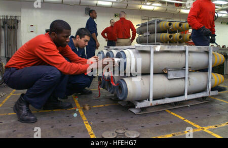 030327-N-1328C-509 il Golfo Arabico (Mar. 27, 2003) -- Airman apprendista Warren James (sinistra) e aviazione Ordnanceman Airman Josa Lopez installare fusibili nelle bombe a bordo della USS Theodore Roosevelt CVN (71). Roosevelt viene distribuito a sostegno dell'Operazione Iraqi Freedom, multi-nazionali della Coalizione sforzo per liberare il popolo iracheno, eliminare IraqÕs armi di distruzione di massa e la fine del regime di Saddam Hussein. Stati Uniti Navy foto di Chief Fotografo compagno del Eric A. Clemente. (Rilasciato) Navy US 030327-N-1328C-509 Airman apprendista Warren James (sinistra) e aviazione Ordnanceman Airman Josa Lopez insta Foto Stock