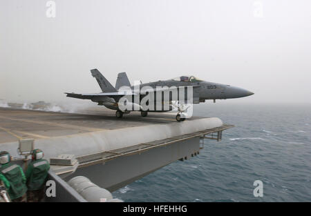 030327-N-1810F-016 il Golfo Arabico (Mar. 27, 2003) -- Un F/A-18C Hornet assegnato all'ÒRoyal MacesÓ di Strike Fighter Squadron due sette (VFA-27) lancia da uno dei quattro a vapore di una catapulta a bordo della portaerei USS Kitty Hawk (CV 63). Kitty Hawk e il suo avviato Carrier aria Wing cinque (CVW-5) sono attualmente operativi con le forze della coalizione a sostegno dell'Operazione Iraqi Freedom, la coalizione multinazionale sforzo per liberare il popolo iracheno, eliminare IraqÕs armi di distruzione di massa e la fine del regime di Saddam Hussein. Stati Uniti Navy foto di PhotographerÕs Mate 3° di classe Todd Fran Foto Stock