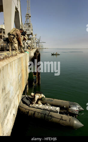 Il comandante della Task Unit CTU-55.4.3 si prepara a lanciare una barca gonfiabile a scafo rigido (RHIB) per ispezionare l'impianto portuale alla ricerca di mine a Umm Qasr, Iraq, prima della consegna degli aiuti umanitari. Il team include il team di sdoganamento speciale della marina statunitense-1, le unità mobili per lo smaltimento di ordinanze esplosive 6 e 8, l'unità di immersione della flotta britannica 3 e un team australiano per le operazioni di contromisura in miniera. Foto Stock