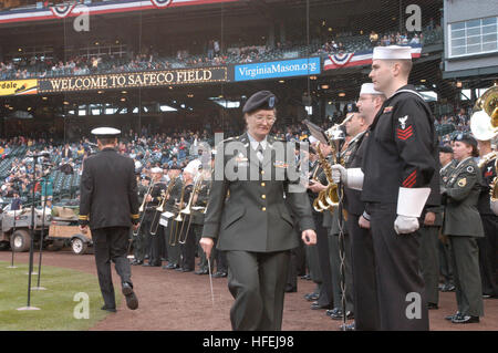 030410-N-6477M-131 Seattle, Washington. (Apr. 10, 2003) -- Chief Warrant Officer Maria boschi assegnati per gli Stati Uniti Esercito di Fort Lewis 1° Corps banda armata e il tenente Ken Collins dal Navy Band Northwest ciascuna assumere una volta a dirigere una forze congiunte Band presso il Safeco Field durante il 'un saluto alle Forze Armate giorno.' ciascun ramo delle forze armate statunitensi è stato rappresentato durante le cerimonie di apertura per i Seattle Mariners casa di gioco contro gli angeli di Anaheim. Stati Uniti Navy foto di PhotographerÕs Mate 2a classe Eli Jody Medellin. (Rilasciato) Navy US 030410-N-6477M-131 forze congiunte Band presso il Safeco Field durante un saluto al braccio Foto Stock