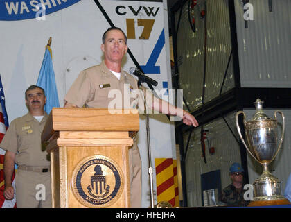 030625-N-3986D-001 il Cantiere Navale di Portsmouth, Va. (Jun. 25, 2003) -- Adm. Robert J. Natter, Commander, U.S. Flotta Atlantica, presenta il 2002 Battenberg Cup per combattere la prontezza al Capitano ed equipaggio della USS George Washington (CVN 73) durante una cerimonia di premiazione che si terrà a la gruccia shipÕs bay. La coppa di Battenberg è presentato annualmente a una flotta Atlantico battaglia vincitore di efficienza con il più grande accumulo di conquiste dell'equipaggio. Questo include tutte le classi di navi e sottomarini che presentano il più elevato livello di prontezza operativa e la produttività durante la competitiva periodo di dodici mesi. Stati Uniti Navy Foto Stock