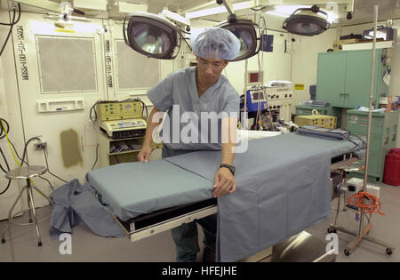 030415-N-1056B-001 Naval Station Rota, Spagna (apr. 15, 2003) -- Un Ospedale Navy Corpsman prepara la sala operatoria in ospedale della flotta otto (FH-8), che si trova presso la stazione navale di Rota, in preparazione per l'arrivo di 39 feriti Marines e soldati da Operazione Iraqi Freedom. Feriti arrivano quasi quotidianamente dal Kuwait e ricevere avanzate di trattamento medico. Un 116-letto in ospedale è stato costruito il 24 febbraio e un più grande 250-letto struttura è stata completata nel mese di marzo. Stati Uniti Navy foto di Lt. Corey Barker. (Rilasciato) Navy US 030415-N-1056B-001 un ospedale Navy Corpsman prepara la sala operatoria a Fleet Hospit Foto Stock