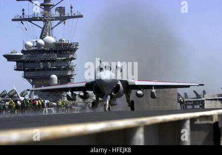 030418-N-2385R-010 Golfo Arabico (apr. 18, 2002) -- Un EA-6B Prowler assegnato al "corvi neri" di attacco elettronico Squadron UNO TRE CINQUE (VAQ-135) lancia da uno dei quattro azionato a vapore di una catapulta sul ponte di volo della USS Nimitz CVN (68). Nimitz e la sua avviato Carrier aria Wing undici (CVW-11) sono sulla distribuzione condurre missioni di combattimento a sostegno dell'Operazione Iraqi Freedom. Operazione Iraqi Freedom è la multi-nazionali della Coalizione sforzo per liberare il popolo iracheno, eliminare in Iraq le armi di distruzione di massa e la fine del regime di Saddam Hussein. Stati Uniti Navy foto dal fotografo Foto Stock