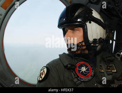 030429-N-4374S-023 al largo delle coste della Virginia (apr. 29, 2003) -- Aviation da elettricista, Mate Stephen Hart assegnato all'ÒDragon WhalesÓ di elicottero di lottare contro lo squadrone di supporto otto (HC-8) osserva la vista dalla finestra dritta a bordo di un CH-46 Sea Knight come l'elicottero ritorna indietro alla stazione navale di Norfolk dopo la conduzione di una qualifica di armi in mare. I Cavalieri Del Mare sono in grado di trasportare 25 passeggeri o 10.000 libbre di imbracatura-caricato cargo. Stati Uniti Navy foto di PhotographerÕs Mate 2a classe Michael Sandberg. (Rilasciato) Navy US 030429-N-4374S-023 Aviation da elettricista, Mate Stephen ha Foto Stock