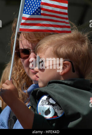 030501-N-7281D-005 Naval Air Station North Island, San Diego, California (1 maggio 2003) -- Le famiglie dei membri dell'equipaggio da elicottero squadrone Anti-Submarine quattro (HS-4) attendono con ansia il ritorno dei loro cari dopo nove mesi di distribuzione. HS-4 è stato distribuito a bordo della USS Abraham Lincoln (CVN 72) supportando operazioni Enduring Freedom e Iraqi Freedom. Stati Uniti Navy foto dal fotografo compagno del 3° di classe LaQuisha S. Davis. (Rilasciato) Navy US 030501-N-7281D-005 le famiglie dei membri dell'equipaggio da elicottero squadrone Anti-Submarine quattro (HS-4) Foto Stock