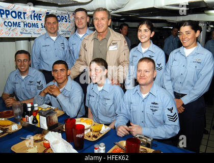 030501-N-0000C-002 Oceano Pacifico (1 maggio 2003) -- Aviation Ordnanceman Airman Timothy Roberts (seduto, centro sinistra) che condivide la Midland, Texas, come un Natale con il Presidente George Bush in posa per una foto con il presidente. Airman Roberts è stato scelto per partecipare a una cena con il presidente sulla USS Abraham Lincoln (CVN 72) dopo mess mecks. La cena si è svolta come parte del Presidente Bush per la recente visita alla Nimitz-classe carrier. Stati Uniti Navy foto di PhotographerÕs Mate 3° di classe Tyler J. Clements (rilasciato) Navy US 030501-N-0000C-002 Aviation Ordnanceman Airman Timothy Roberts (seduto, centro sinistra) Foto Stock