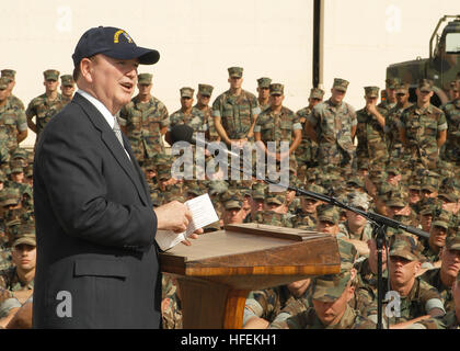 030519-N-5024R-001 Kaneohe, Hawaii (19 maggio 2003) -- gli onorevoli Hansford T. Johnson, deliberando segretario della Marina (SECNAV), parla con gli Stati Uniti Marines e marinai di stanza presso il Marine Corps base nella Baia di Kaneohe, Hawaii. Questa è una delle tante fermate la recitazione SECNAV fatte durante la sua visita alle Hawaii. U.S Navy foto dal fotografo di Mate 2a classe Johnnie R. Robbins. (Rilasciato) Navy US 030519-N-5024R-001 gli onorevoli Hansford T. Johnson, deliberando segretario della Marina (SECNAV), parla con gli Stati Uniti Marines e marinai di stanza presso il Marine Corps base nella Baia di Kaneohe, Hawaii Foto Stock