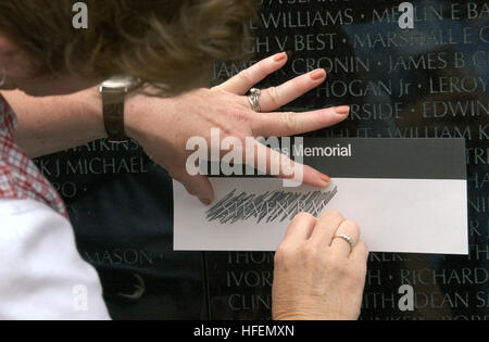 030616-N-9593R-145 Washington, D.C. (Jun. 16, 2003) -- i visitatori del Vietnam Veterans Memorial Wall, prendere strisciamenti dei nomi. I nomi di 57,939 uomini e donne che sono morti o sono stati dispersi in azione dalla guerra sono stampigliati sulla parete per onorare il loro sacrificio collettivo. Il Memoriale dei Veterani del Vietnam è costituito da tre componenti: il Muro dei Nomi, tre soldati statua e pennone, e delle donne del Vietnam Memorial. Stati Uniti Navy foto di Chief Warrant Officer Seth Rossman. (Rilasciato) Navy US 030616-N-9593R-145 i visitatori del Vietnam Veterans Memorial Wall, prendere strisciamenti dei nomi Foto Stock