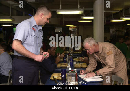 030825-N-1577S-003 Comando Centrale Area di Responsabilità (25 agosto 2003) -- comandante U.S. Forze Navali Quinta Flotta Vice Ammiraglio Timothy J. Keating autografi un libro per lo specialista di Intelligence Chief (seleziona) Mike McKay di Lavale, Md., durante una visita a bordo della USS Nimitz CVN (68). La Nimitz Carrier Strike gruppo e Carrier aria Wing undici (CVW-11) sono distribuiti a sostegno dell'Operazione Iraqi Freedom e le altre operazioni come diretto. Stati Uniti Navy foto di PhotographerÕs Mate Airman Timothy F. Sosa. (Rilasciato) Navy US 030825-N-1577S-003 Commander U.S. Forze Navali Quinta Flotta Vice Ammiraglio Timothy Foto Stock