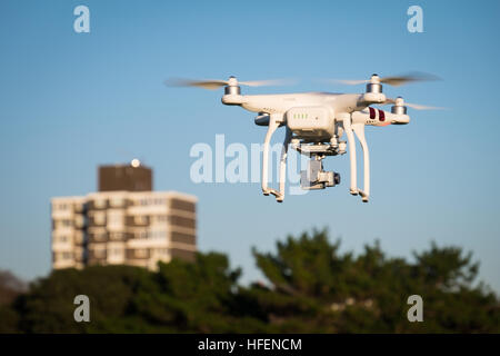 Un fantoccio DJI 3 Standard drone in volo vicino a Southsea Castle Foto Stock