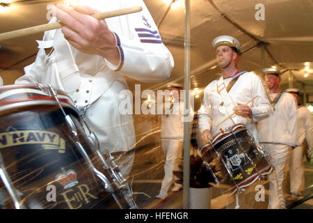 030901-N-3228G-003 Pearl Harbor, Hawaii (sett. 1, 2003) -- i percussionisti dalla Royal Australian Navy eseguire un ÒBeat il RetreatÓ durante una tradizionale cerimonia del tramonto e la reception a bordo della Fregata HMAS Warramunga (FFH 152). I tre anni di Anzac-class frigate era nel porto di perla per sei giorni di libertà chiamata prima di uscire per la Pacific Missile Range Facility, Kauai per testare la versione più recente del mare missile Sparrow. Stati Uniti Navy foto di PhotographerÕs mate 1. Classe William R. Goodwin. (Rilasciato) Navy US 030901-N-3228G-003 batteristi dalla Royal Australian Navy eseguire una battuta di re Foto Stock