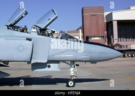 030303-N-9999R-001 Cherry Point, N.C. (Mar. 3, 2003) -- Col. John D. Gumbel, Delegato della Naval Air Systems Command Cherry Point, onde dal sedile posteriore di una F-4 Phantom sulla linea di volo. Col. Gumbel e pilota di prova ricca Bryant ha volato il velivolo per il Pacifico Missile Test Center a Point Mugu, California, dove il jet da combattimento sarà utilizzato come un drone sulla gamma di test. Dopo 42 anni di servizio, i Marines sono la rimozione del F-4 dalla loro inventario. Stati Uniti Navy foto di Gary riso. (Rilasciato) Navy US 030303-N-9999R-001 rimozione del F-4 dalla loro inventario Foto Stock