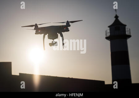 Un fantoccio DJI 3 Standard drone in volo vicino a Southsea Castle Foto Stock