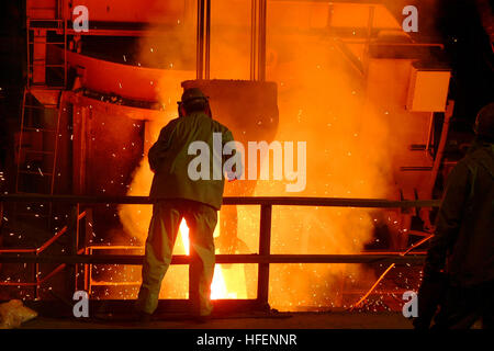 030910-N-7542D-240 Amite, La. (sett. 10, 2003) Ð- Un lavoratore dalla Fonderia Amite supervisiona la colata di acciaio fuso riciclato dal World Trade Center in una siviera. È utilizzato come parte dell'asta di prua del trasporto anfibio Dock nave USS New York (LPD 21). Circa 24 tonnellate di acciaio è stato recuperato dal World Trade Center, che è stato distrutto in gli attentati terroristici di settembre 11, 2001. Circa il dieci per cento del-l'acciaio è stata persa quando la fonderia la surriscaldato 48,780 libbre di acciaio a 2.850 gradi Fahrenheit. Stati Uniti Navy foto dal fotografo compagno del 1° classe Dunwody Dean. Foto Stock