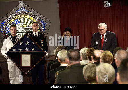 030911-N-9593R-012 Arlington,Va. (Sett. 11, 2003)-- Altoparlante della casa J. Dennis Hastert, (R-Ill.), destra, parla ai militari e dei leader del Congresso, insieme con i parenti delle vittime dell attentato contro il Pentagono il 7 settembre 11, 2003, durante una cerimonia per vetrate nella cappella del Pentagono. A sinistra, la marina e l'esercito onore guardie contiene una custodia contenente il flag che rimase battenti al Pentagono dopo l'attacco ed è stato dato al Segretario della Difesa Donald Rumsfeld. Stati Uniti Navy foto di Chief Warrant Officer 4 Seth Rossman. (Rilasciato) Navy US 030911-N-9593R-012 altoparlante Foto Stock