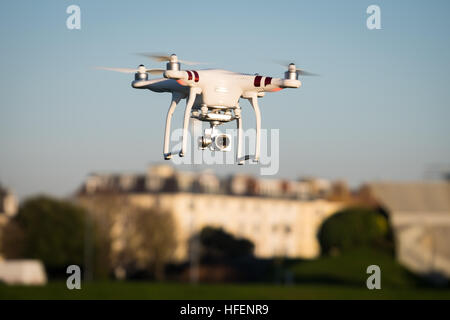 Un fantoccio DJI 3 Standard drone in volo vicino a Southsea Castle Foto Stock