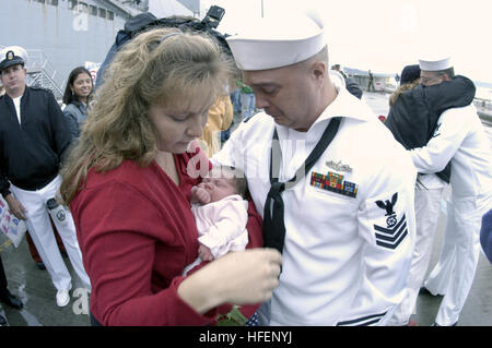 030919-N-6477M-141 Naval Station Everett, Washington. (Sett. 19, 2003) -- Turbina a Gas System Mechanic 1a classe Eric McCartney assegnato alla USS Ingraham (FFG 61) incontra il suo nuovo 5 giorno vecchio figlia dopo il ritorno dalla distribuzione. Ingraham restituito a Everett dopo otto mesi di distribuzione a sostegno dell'Operazione Iraqi Freedom. Stati Uniti Navy foto di PhotographerÕs Mate 2a classe Eli J. Medellin. (Rilasciato) Navy US 030919-N-6477M-141 Turbina a Gas System Mechanic 1a classe Eric McCartney assegnato alla USS Ingraham (FFG 61) incontra il suo nuovo 5 giorno vecchio figlia al ritorno dalla distribuzione Foto Stock