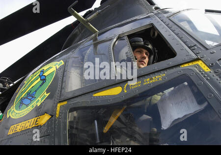 030922-N-6217R-040 Oceano Pacifico (sett. 22, 2003) -- Lt. Trapper Ballard da Auburn, California, assegnato al 'Gunbearers' di elicottero di lottare contro lo squadrone di supporto undici (HC-11) conduce pre-lancio controlla prima di decollare dal ponte di volo della USS John C. Stennis (CVN 74). HC-11 e Stennis stanno conducendo esercizi di formazione nella California meridionale area operativa. Stati Uniti Navy foto dal fotografo di Mate Airman Andre Rhoden. (Rilasciato) Navy US 030922-N-6217R-040 Lt. Trapper Ballard conduce pre-lancio controlli Foto Stock