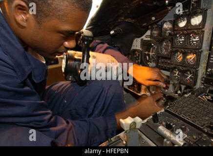 031007-N-3235P-011 Naval Station Norfolk, Virginia (ott. 7, 2003) -- Airman Aaron D. Williams, assegnato all'ÒRawhidesÓ della flotta di supporto logistico Squadron Quaranta (VRC-40), il distacco di uno, sostituisce diverse cornici e lampadine situato dietro l'olio manometri di pressione mentre si eseguono interventi di manutenzione sul C-2un levriero. Il Rawhides forniscono supporto per la consegna a bordo (COD) servizi della Marina Atlantico e sesta flotta e sono homeported a Naval Station, Norfolk, Virginia U.S. Navy foto di PhotographerÕs mate 1. Classe Michael W. Pendergrass. (Rilasciato) Navy US 031007-N-3235P-011 Airman Aaron D. Sarà Foto Stock